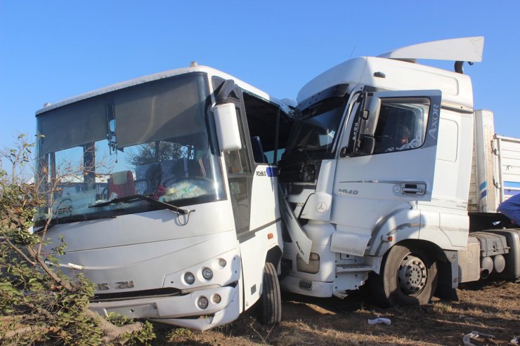 Manisa'da İşçi Servisi İle Tır Çarpıştı: 1'i Ağır 23 Yaralı