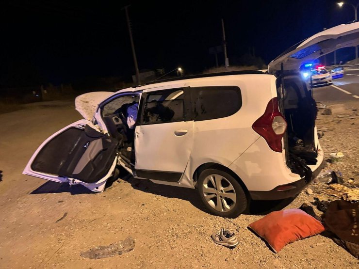 Otomobil Bente Çarptı: 2 Ölü, 2 Yaralı