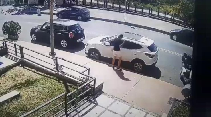 Park Halindeki Otomobillerin İçinde Bırakılan Eşyaları Çalan Şüpheliler Kamerada