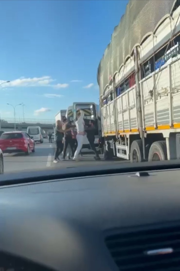 Pendik'te Minibüs Ve Tır Şoförünün Yol Kavgası Kamerada