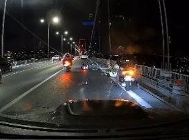 15 Temmuz Şehitler Köprüsü'nde Motosikletli Trafik Polisine Otomobil Çarptı: Kaza Anı Kamerada