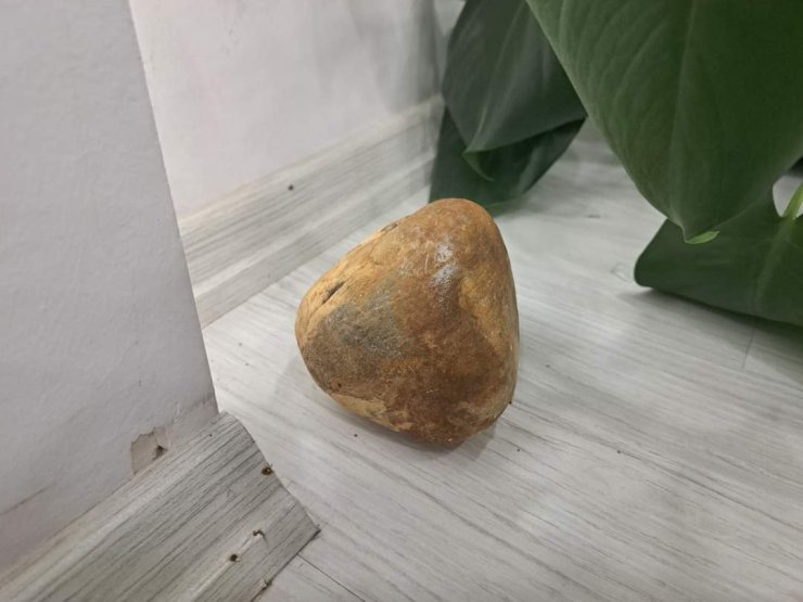 Ak Parti Binasına Taşlı Saldırıda Bulunan Şüpheli Kamerada