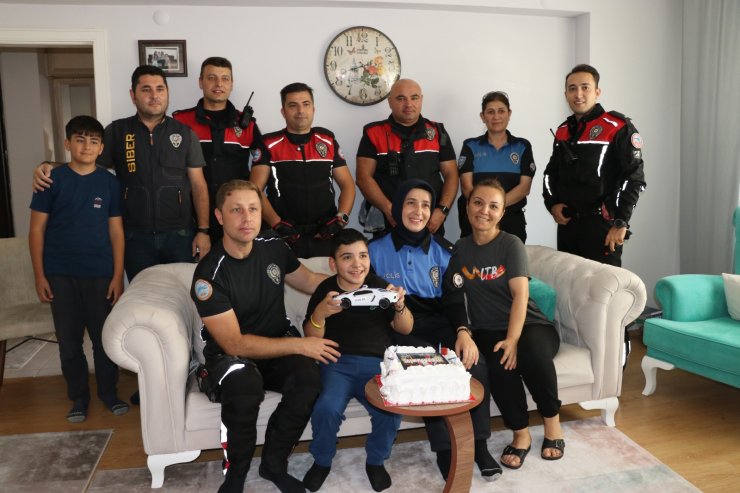 Amasya Polisinden Bedensel Engelli Mustafa Alp’e Anonslu Doğum Günü Sürprizi