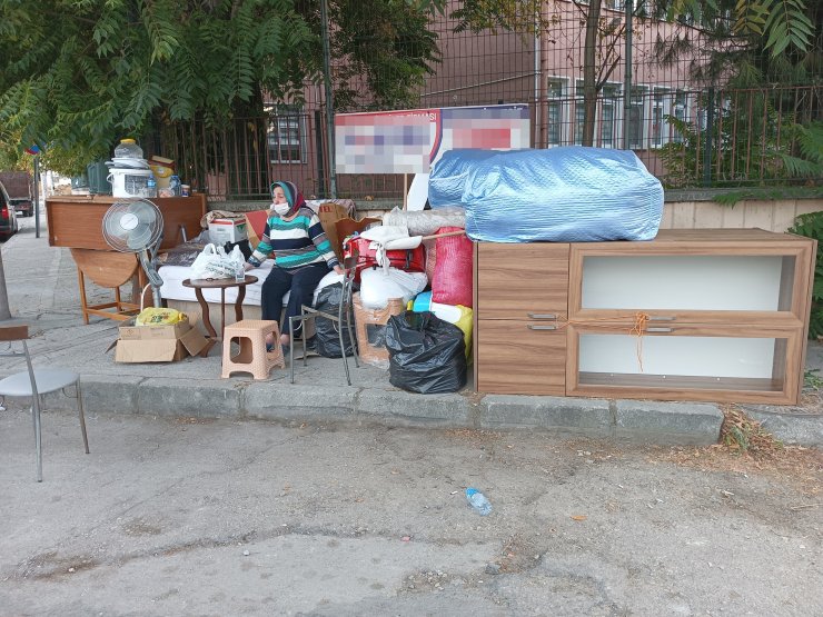 Anlaştığı Ev Başkasına Kiralanınca Eşyalarıyla Sokakta Kaldı