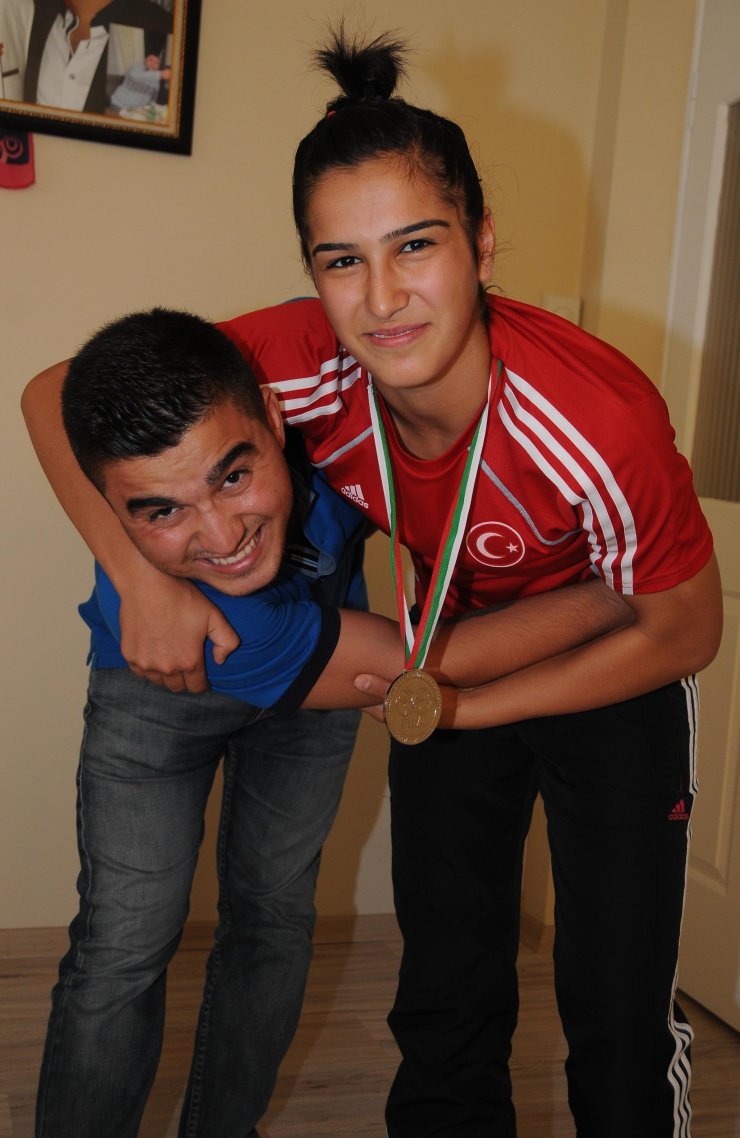 Buse Tosun Ağabeyiyle Güreşten Dünyanın Zirvesine