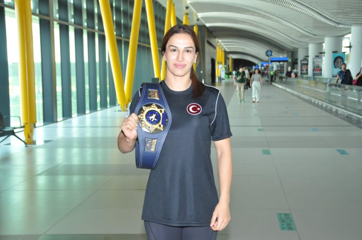 Dünya Şampiyonu Buse Tosun Yurda Altın Kemeri İle Döndü Haberinin Fotoğrafları