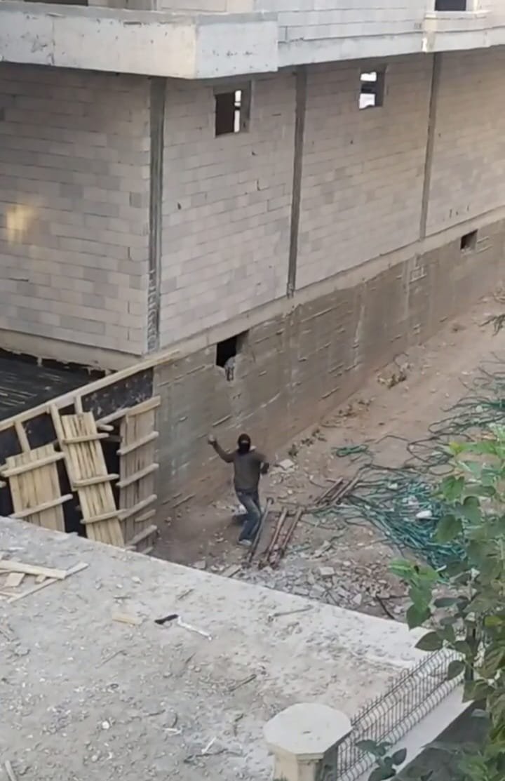 Hırsızlık Şüphelisi, Kendisini Kayda Alan Mahalleliye Taş Attı