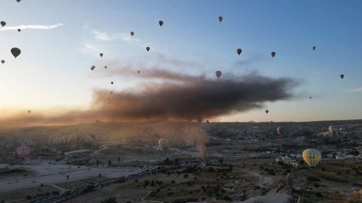Kapadokya'da Yangında Dumanla Kaplanan Gökyüzünde Balon Turu