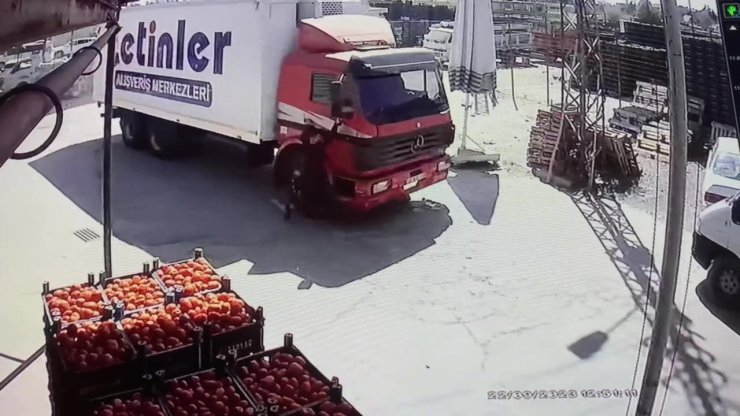 Kapısına Tutunup Gitmek İstediği Kamyonun Altında Kaldı