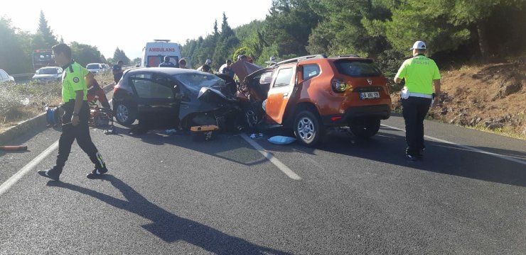 Karşı Şeride Geçen Otomobil, Cipe Çarptı; 2 Ölü, 2 Yaralı