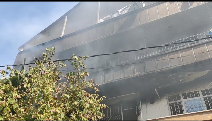 Küçükçekmece'de 3 Katlı Binada Yangın