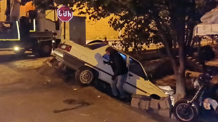 Otomobil Apartman Bahçesine Düştü; 3 Yaralı