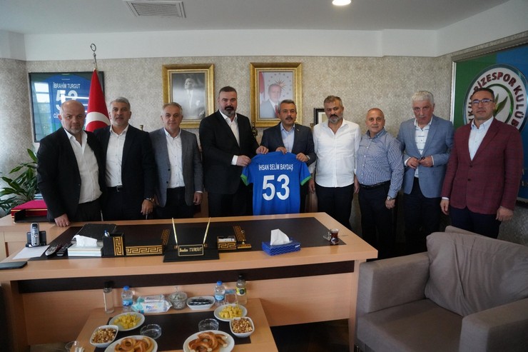 rize-valisi-ihsan-selim-baydas-caykur-rizespor-mehmet-cengiz-sosyal-tesislerini-ziyaret-ederek-kulup-baskani-ibrahim-turgut-yonetim-kurulu-ve-uyeleriyle-bir-araya-geldi-1.jpg