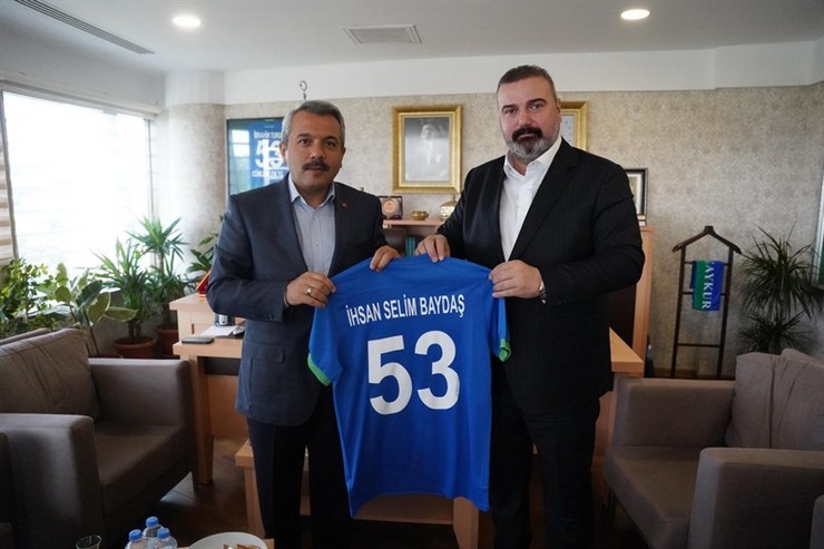 rize-valisi-ihsan-selim-baydas-caykur-rizespor-mehmet-cengiz-sosyal-tesislerini-ziyaret-ederek-kulup-baskani-ibrahim-turgut-yonetim-kurulu-ve-uyeleriyle-bir-araya-geldi-4.jpg