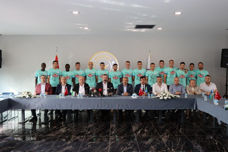 rize-valisi-ihsan-selim-baydas-caykur-rizespor-mehmet-cengiz-sosyal-tesislerini-ziyaret-ederek-kulup-baskani-ibrahim-turgut-yonetim-kurulu-ve-uyeleriyle-bir-araya-geldi-7.jpg