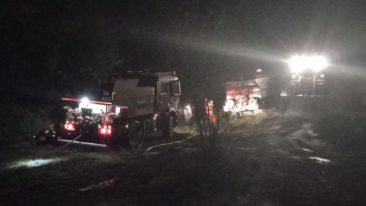 Tarlada Çıkan Yangında Dumanın Arasında Kalan Köpeği Ekipler Kurtardı