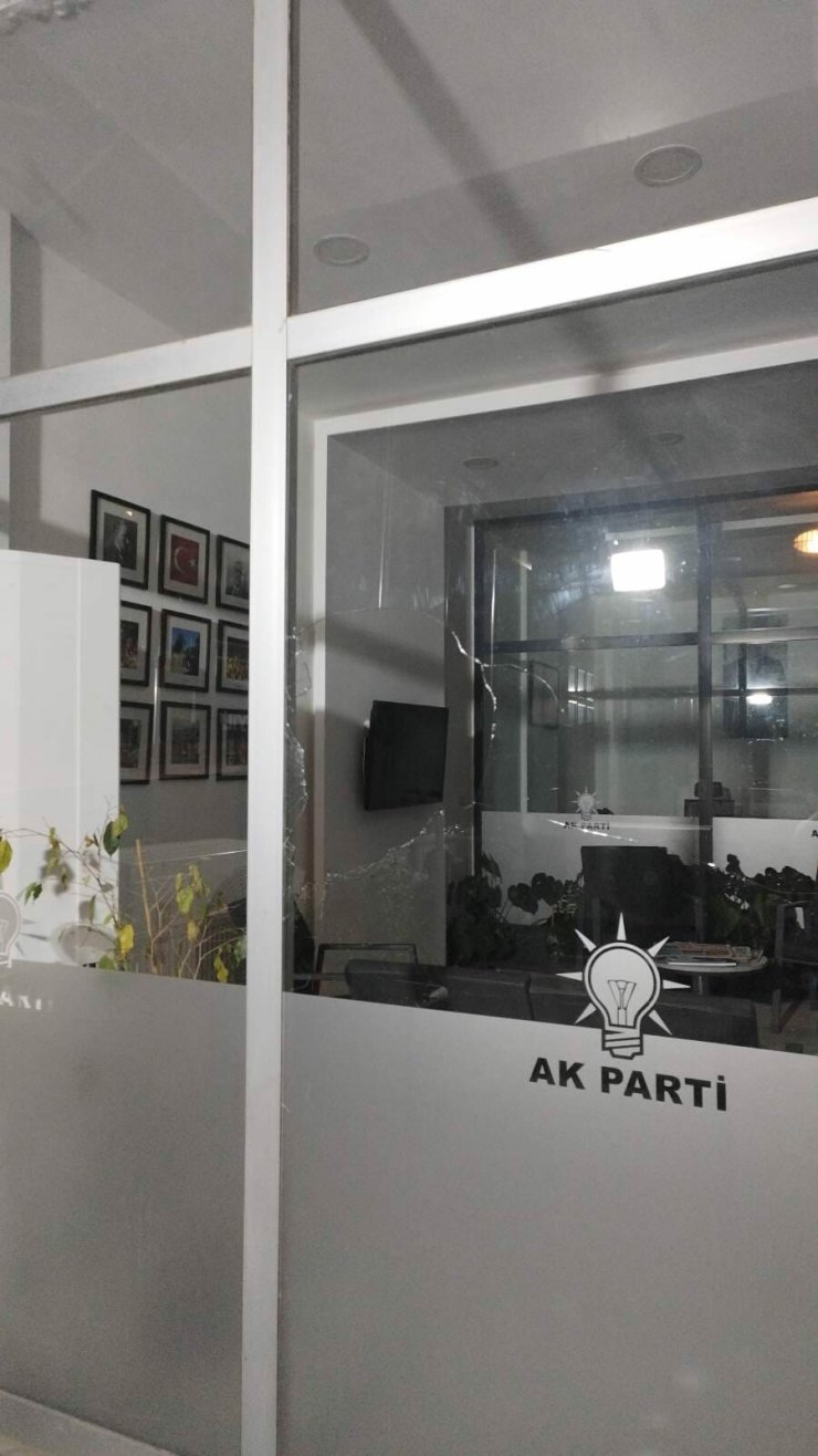 Ak Parti İl Başkanlığı Binasına Taşlı Saldırıda Bulunan Şüpheli, Adli Kontrolle Serbest