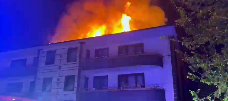 Apartmanın Çatısı Alev Alev Yandı