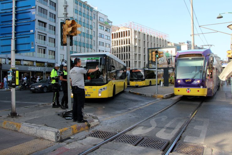 Geniş Haber // Beyoğlu'nda Otobüs Tramvaya Çarptı