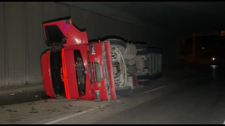 Pendik'te, Alkollü Sürücünün Kullandığı Hafriyat Kamyonu Yan Yattı: 1 Yaralı