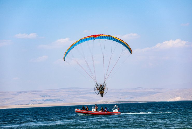 Van Gölü Sahilinde Yamaç Paraşütü Ve Paramotor Şampiyonası
