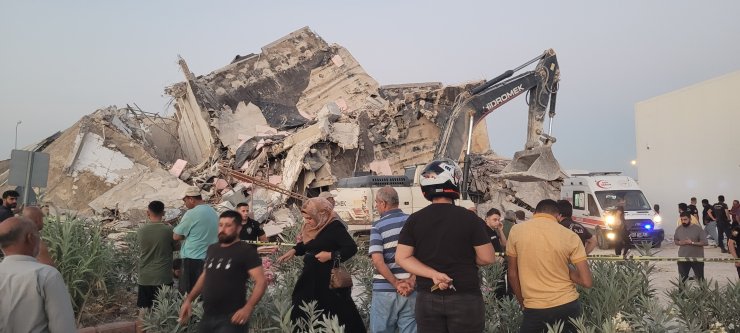 Ağır Hasarlı Bina Yıkım Sırasında İş Makinesinin Üzerine Devrildi; Operatör Öldü, 3 Yaralı