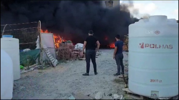 Arnavutköy'de Depoda Çıkan Yangın Söndürüldü