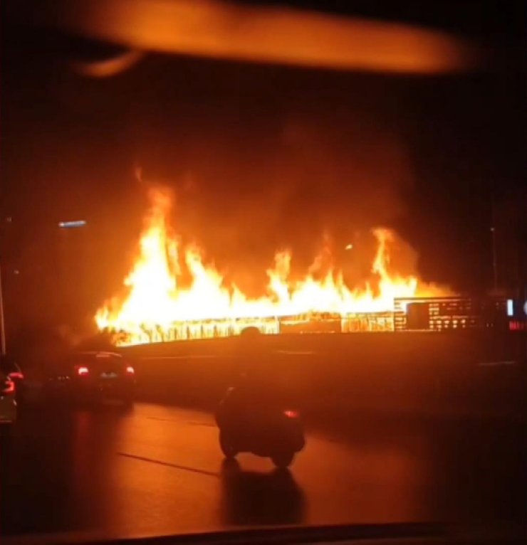 Beyoğlu Evlendirme Dairesi'nin Bahçesindeki Yürüyüş Yolu Alev Alev Yandı