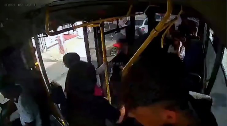 Buse, Hareket Halindeki Dolmuşun Açık Kapısından Düşüp Yaralandı