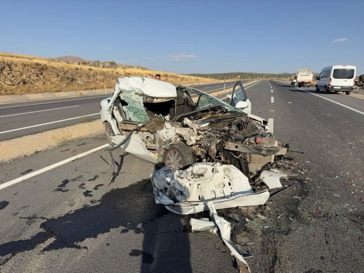 Elazığ’da Otomobil Kamyonete Arkadan Çarptı: 1 Ölü, 1 Yaralı - Yeniden