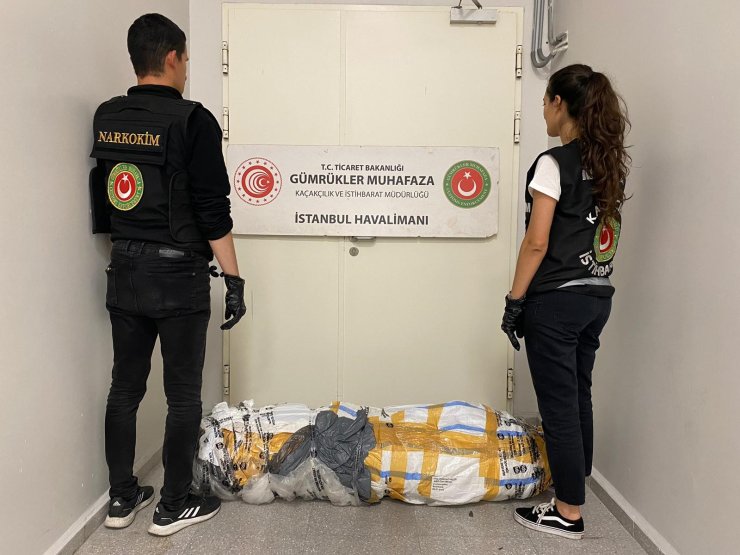 İstanbul Havalimanı'nda Halıya Emdirilmiş 17 Kilogram Uyuşturucu Yakalandı