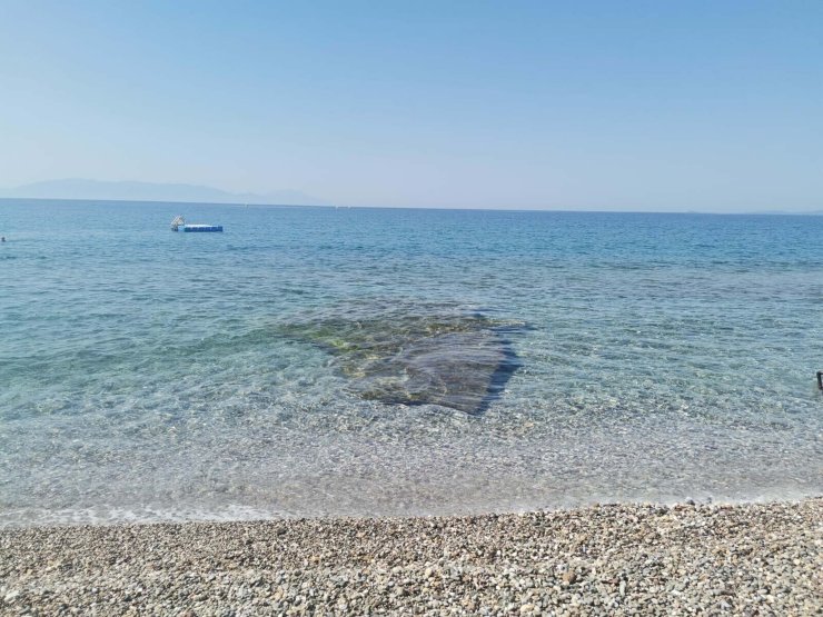 İzmir'de Denizde Kaya Parçası Tehlikesi