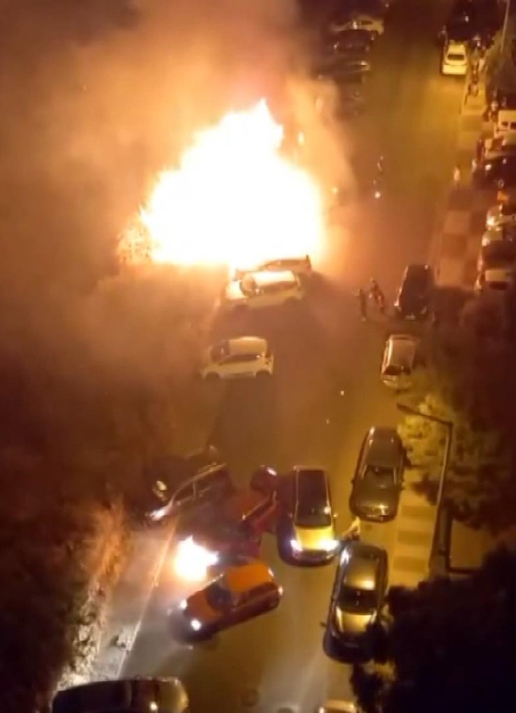 Maltepe'de Boş Arazide Çıkan Yangın Otomobillere Sıçradı