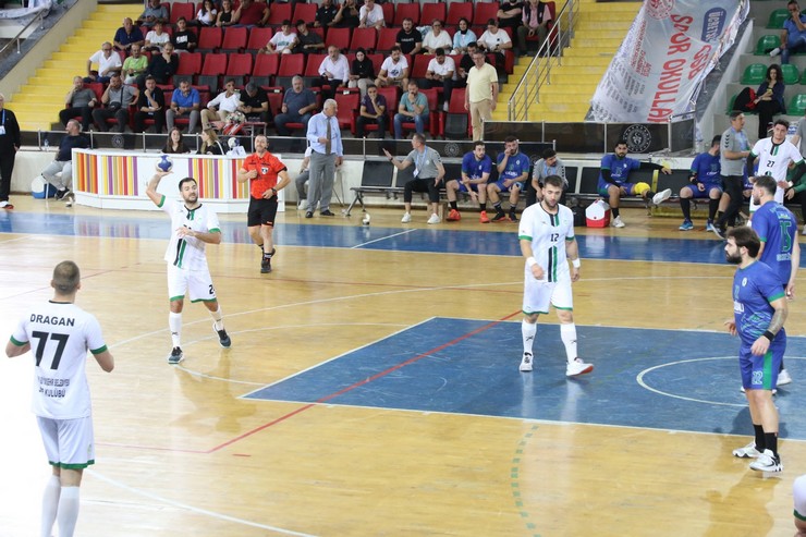 rize-belediyespor-hentbol-erkekler-super-ligin-5-haftasinda-sahasinda-sakarya-bsb-spor-kulubune-33-30-maglup-oldu-11.jpg
