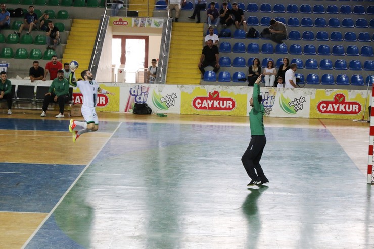 rize-belediyespor-hentbol-erkekler-super-ligin-5-haftasinda-sahasinda-sakarya-bsb-spor-kulubune-33-30-maglup-oldu-12.jpg