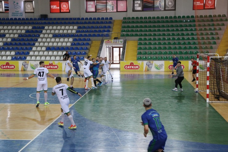 rize-belediyespor-hentbol-erkekler-super-ligin-5-haftasinda-sahasinda-sakarya-bsb-spor-kulubune-33-30-maglup-oldu-2.jpg