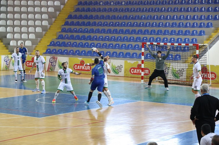 rize-belediyespor-hentbol-erkekler-super-ligin-5-haftasinda-sahasinda-sakarya-bsb-spor-kulubune-33-30-maglup-oldu-6.jpg