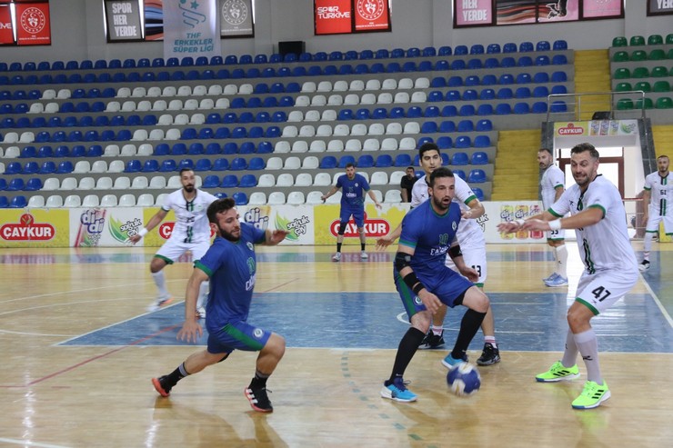 rize-belediyespor-hentbol-erkekler-super-ligin-5-haftasinda-sahasinda-sakarya-bsb-spor-kulubune-33-30-maglup-oldu-8.jpg