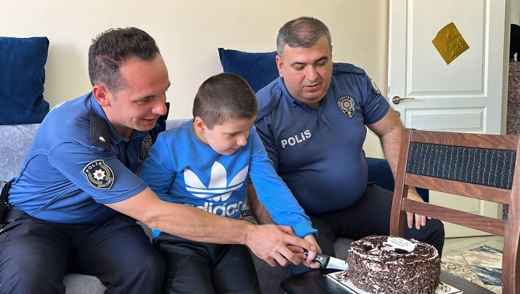 Zihinsel Engelli İbrahim’e, Polislerden Doğum Günü Sürprizi