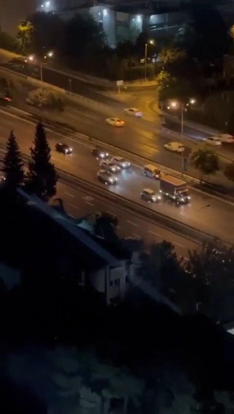 Arıza Yapan Araca Arkadan Gelen İki Otomobil Çarptı: O Anlar Kamerada