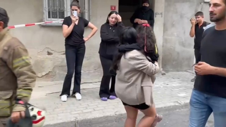 Avcılar'da Çıkan Yangında 3'ü Çocuk 8 Kişi Kurtarıldı