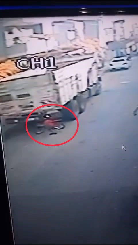 Bisikletini Kurtarmak İsteyen Çocuk Kamyonun Çarpmasıyla Yaralandı; Kaza Anı Kamerada
