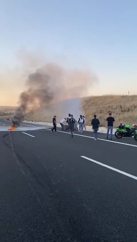 Devrilip, Alev Alan Motosikletin Sürücüsü Yaralandı