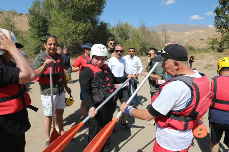 Erzincan Valisi Aydoğdu, Karasu'da Rafting Yaptı