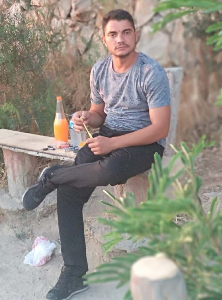 Kazada Otomobilden Fırlayıp, Beline Demir Bariyer Saplanan Sürücü Yaşama Tutunamadı