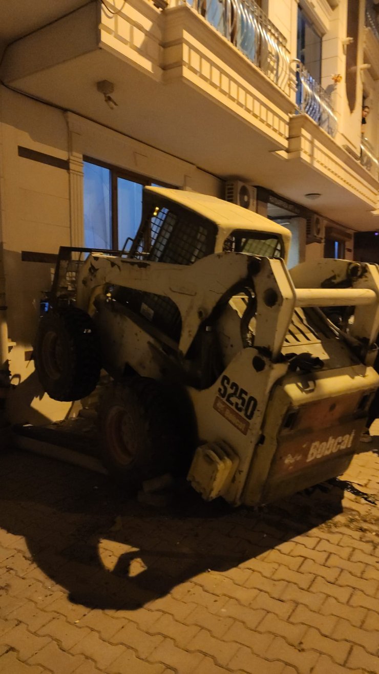 Küçükçekmece'de Kaza Yapan Forklift Daireye Girdi