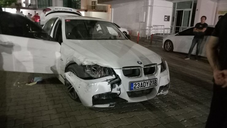 Polisten Kaçan Alkollü Sürücü, Bariyerini Kırıp Girdiği Sitede Araçlara Çarpıp Hasar Verdi