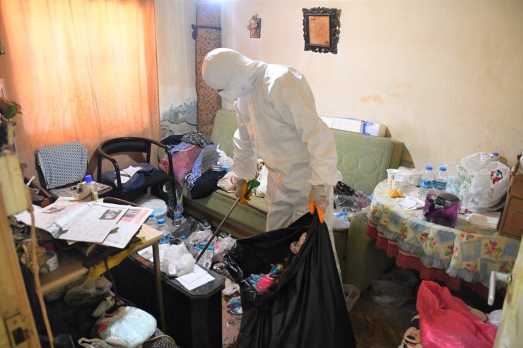 Yalnız Yaşayan Kadının Evinden 2 Kamyon Çöp Çıkarıldı