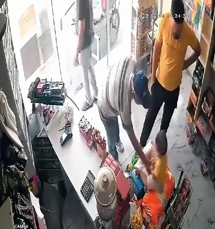 Bebeğini Taciz Ettiğini Öne Sürdüğü Kişiyi Dövdü