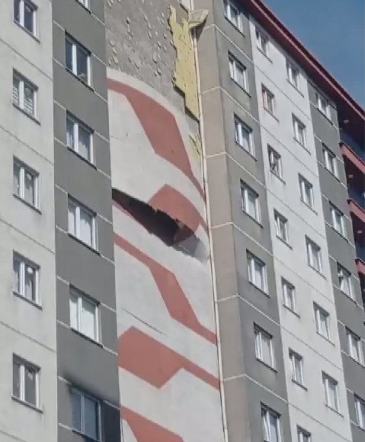 Esenler'de Apartmanın Dış Cephesi Çöktü; Mahallede Panik Yaşandı - 1